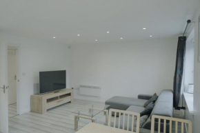 Lovely Modern 2 Bed Flat with parking, close to city centre
